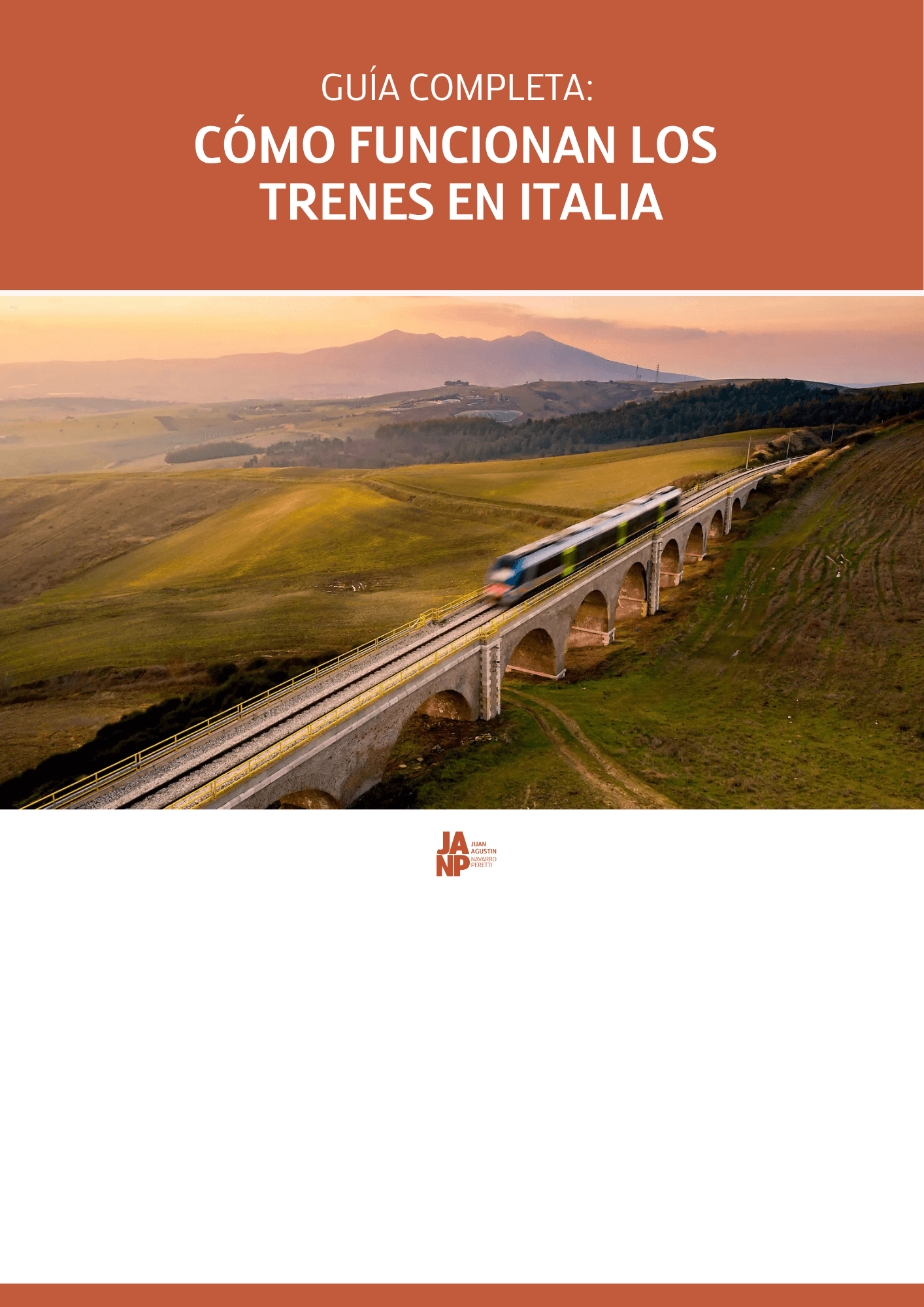 Tren de alta velocidad cruzando un viaducto de piedra entre colinas italianas al atardecer.